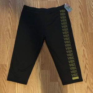 NWT Victoria’s Secret VSX Capri Workout Pant LG